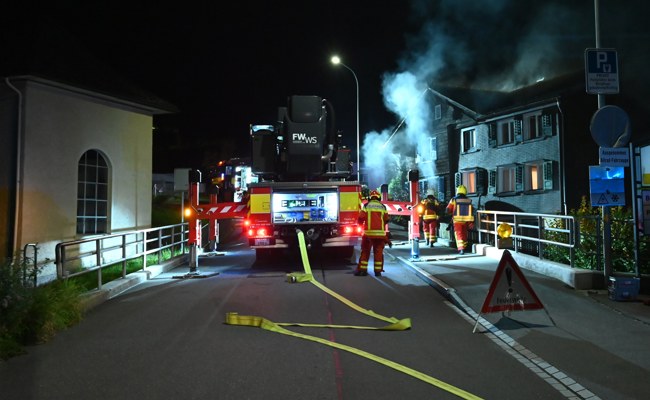 Feuerwehr rückt wegen brennender Wohnung aus