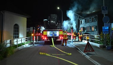 Feuerwehr rückt wegen brennender Wohnung aus
