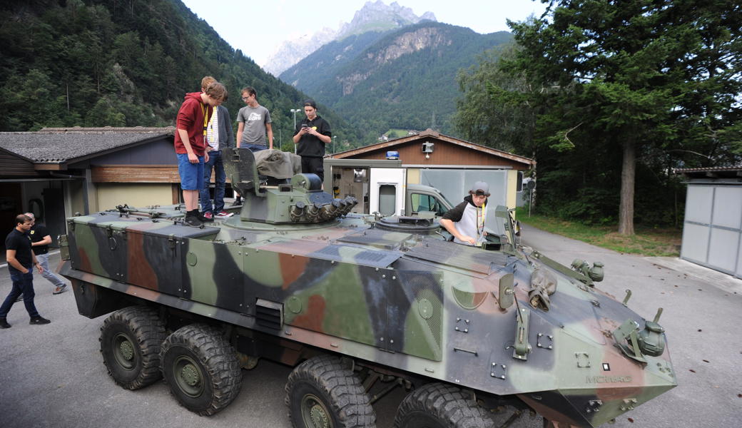 An einem Orientierungstag für Stellungspflichtige stiess der ausgestellte Radschützenpanzer Piranha auf besonders grosses Interesse.