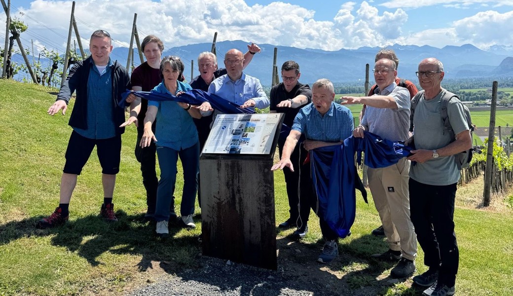 In guter Stimmung bei der Enthüllung der «Marbach»-Tafel (von links): Toni Loher, Christoph Hofer, Sabina Saggioro, Reinhard Frei, Beat Tinner, Alexander Breu, Alfred Stricker, Jörg Krummenacher (verdeckt), Thomas Bolt und Bernhard Litscher. 