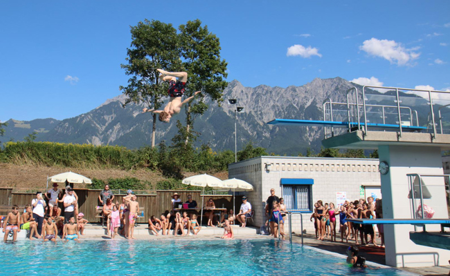 Artistik und Arschbomben zum 50. Geburtstag