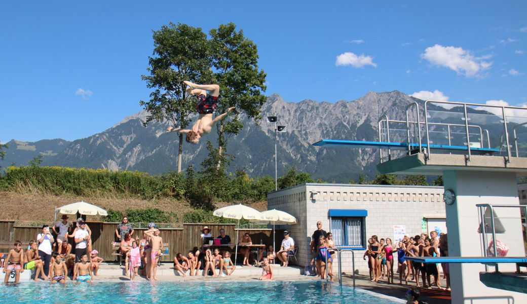 Die Teilnehmenden des Sprung-Contests im Freibad Rheinau zeigten anlässlich des Sommerfests vi el Fanstasie und so mancher akrobatisches Geschick.