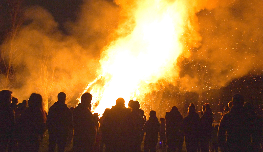Mächtig lodern die Flammen der Flaggala gegen den Himmel, bestaunt von einer grossen Zuschauermenge.