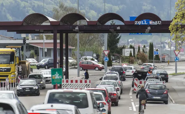 Am Zoll: Mann floh und schwamm durch den Rhein - Österreicher nahmen ihn fest