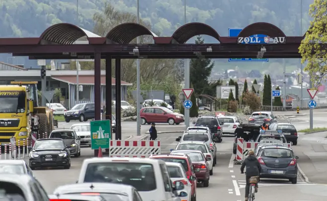Am Zoll: Mann floh und schwamm durch den Rhein - Österreicher nahmen ihn fest