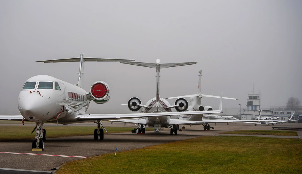 Wegen Nebels blieben die Flugzeuge am Boden.