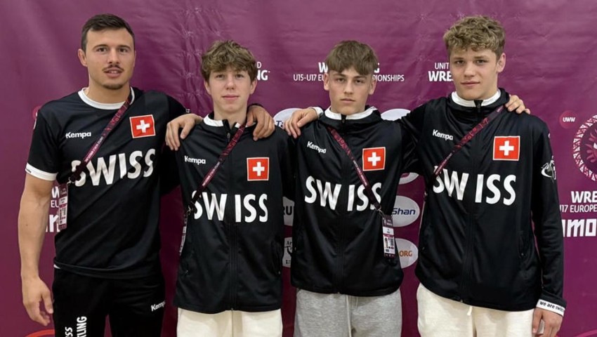 Lio Rüegg (zweiter von rechts) mit dem Schweizer Freistil-Kadettenteam und Coach Michael Bucher (ganz links).