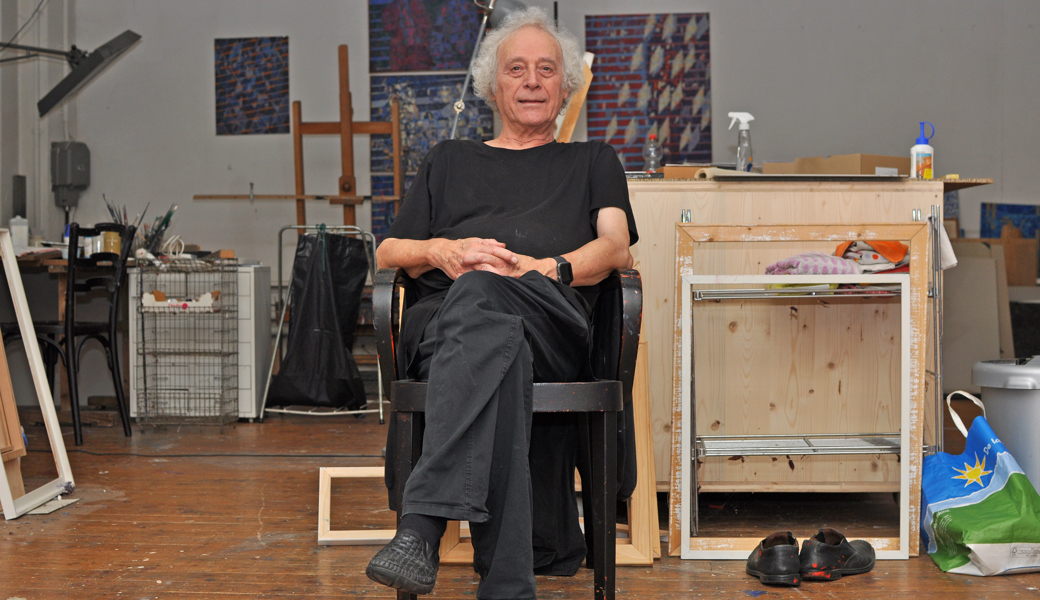 Das grosszügige Atelier ist ein Teil seiner Lebensmitte: Walter Grässli im Arbeitsbereich seines Daheims in Wattwil.