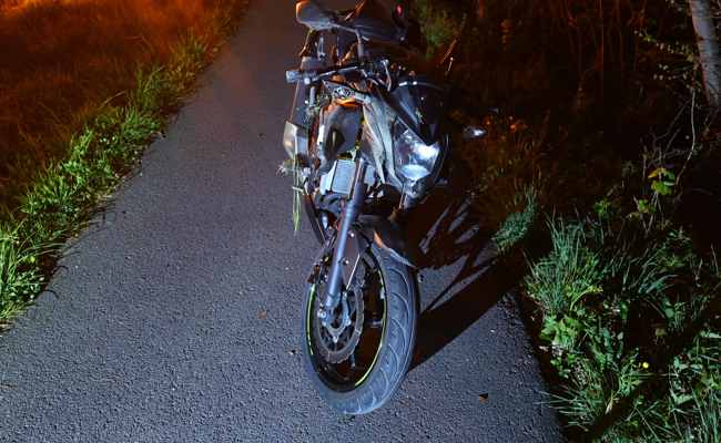 Randstein gestreift und gestürzt: Motorradfahrer verletzt sich