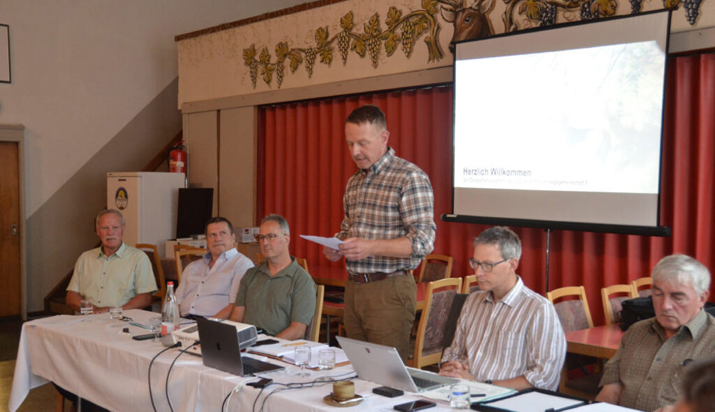  Der Vorstand der Rotwildhegegemeinschaft 1 führte zügig durch die Delegiertenversammlung: (von links) Richard Tobler, Noldi Rossi, Hubert Schmid, Nic Wohlwend (Obmann), Andreas Eisenring und Franz dal Ponte. 