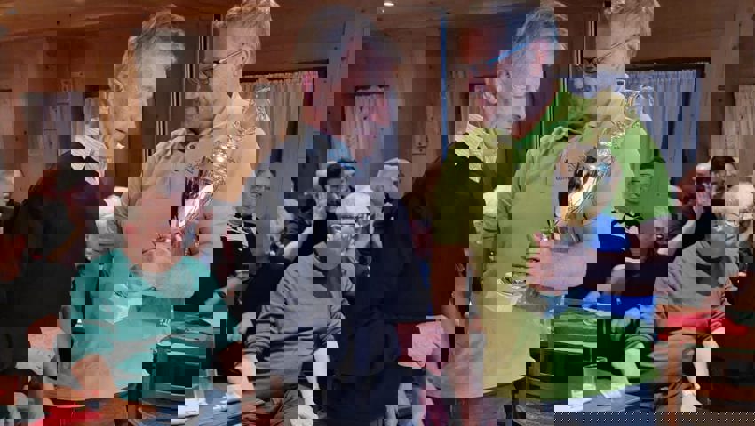  Oberturner Ueli Grossniklaus (rechts) überreicht den Pokal für den Vereinsmeisterschaftssieg an Peter Bauert. 