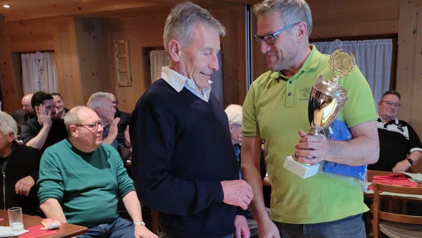  Oberturner Ueli Grossniklaus (rechts) überreicht den Pokal für den Vereinsmeisterschaftssieg an Peter Bauert. 