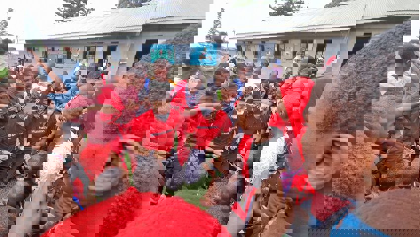  Karl Müller und Claudio Minder beim Spielen mit Kids aus dem Armenviertel in Arusha, Tansania.