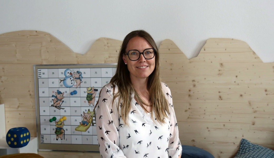 Eine Holzkuh verzieren, anstatt auf den Chäserrugg zu steigen