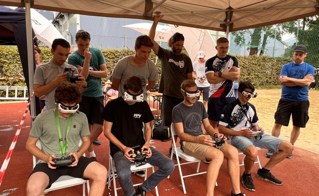 Drohnen-Akrobaten: Virtueller Wettkampf  in echter Umgebung