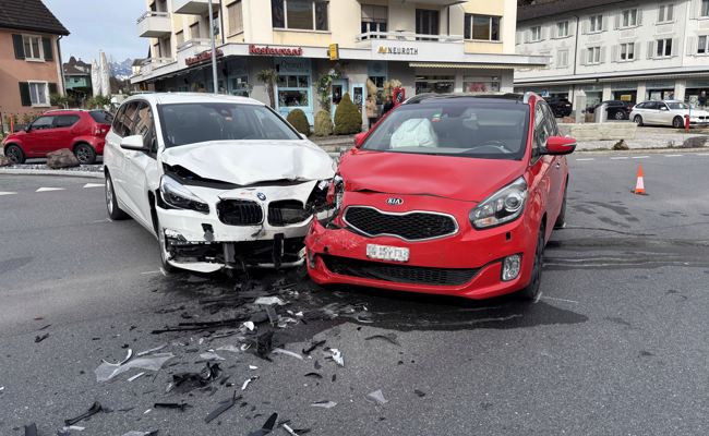 Crash auf der Schwefelbadkreuzung: Ein Verletzter und viel Blechschaden