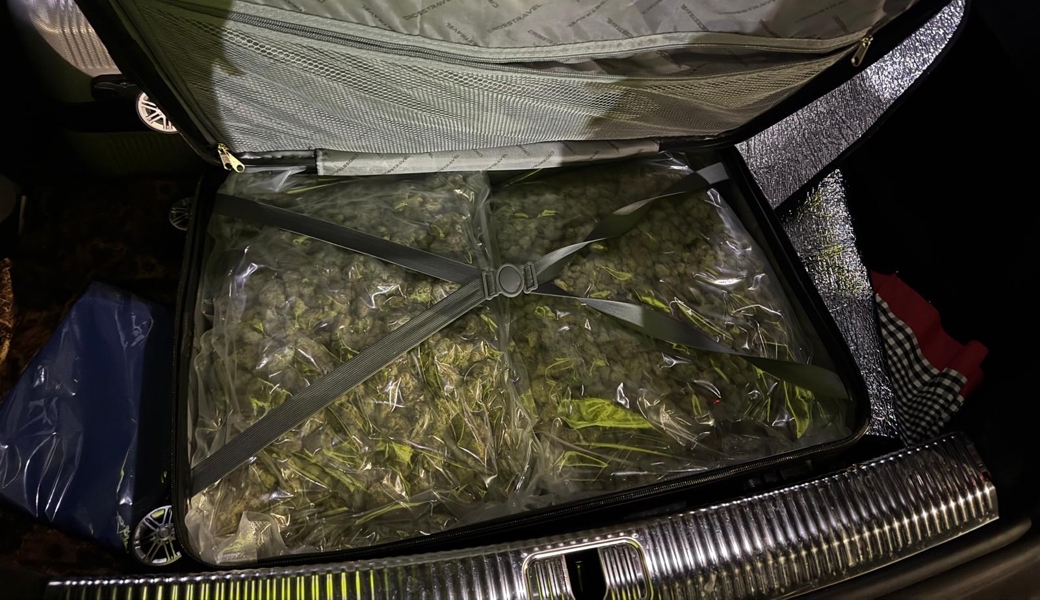 Einer der beiden Koffer, welcher der Mann mit sich führte.