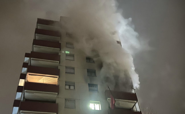 63-Jährige stirbt bei Brand in Hochhaus – drei Wohnungen zerstört