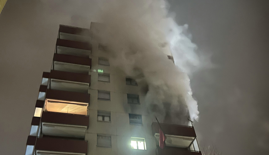 63-Jährige stirbt bei Brand in Hochhaus – drei Wohnungen zerstört