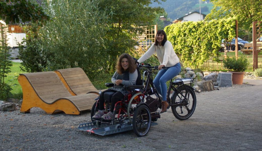  Neu gewonnene Freiheit: Die Fahrt mit dem eTriBike macht der Mitfahrerin sichtlich Spass. 