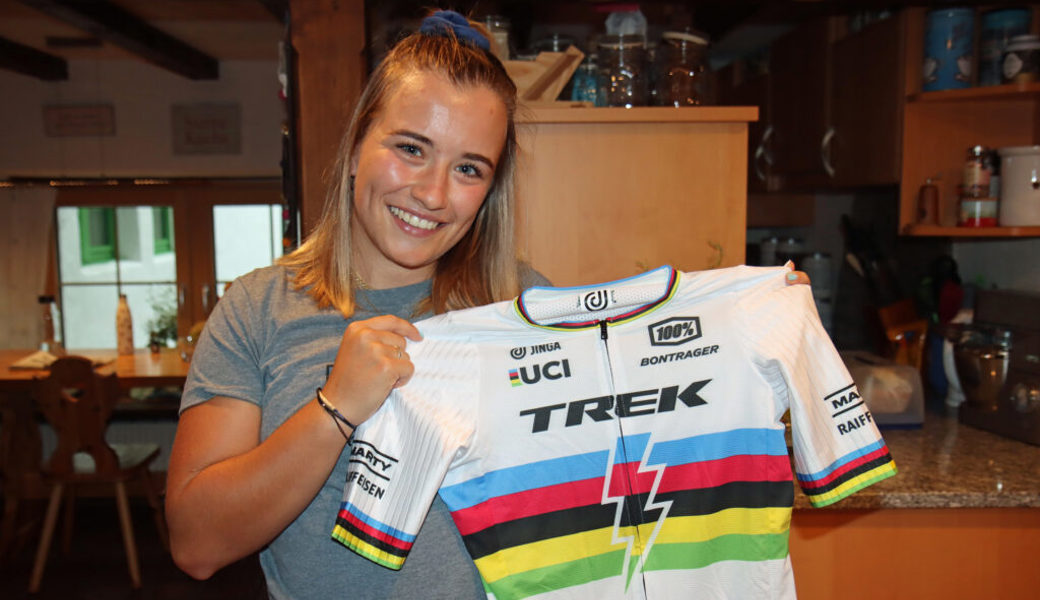  Das Regenbogentrikot für den WM-Titel: E-Mountainbikerin Nicole Göldi aus Sennwald will es auch weiterhin in den Weltcuprennen, aber auch in den Trainingsfahrten tragen. 