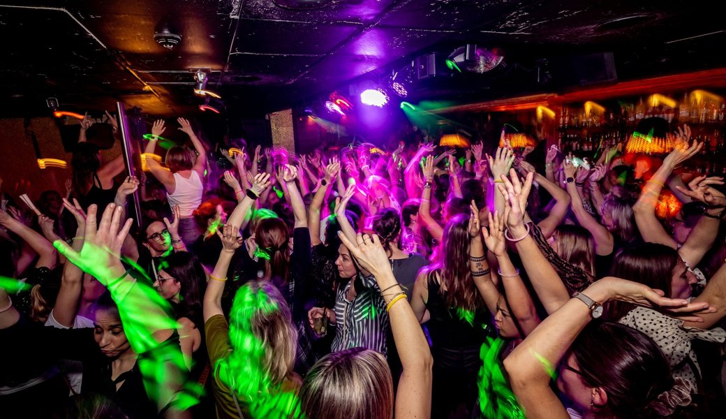 «Feiern wie früher, nur früher» - Mütter tanzten bereits im August 2024 über die Tanzflächen des Club «Alpenchique» in St. Gallen.