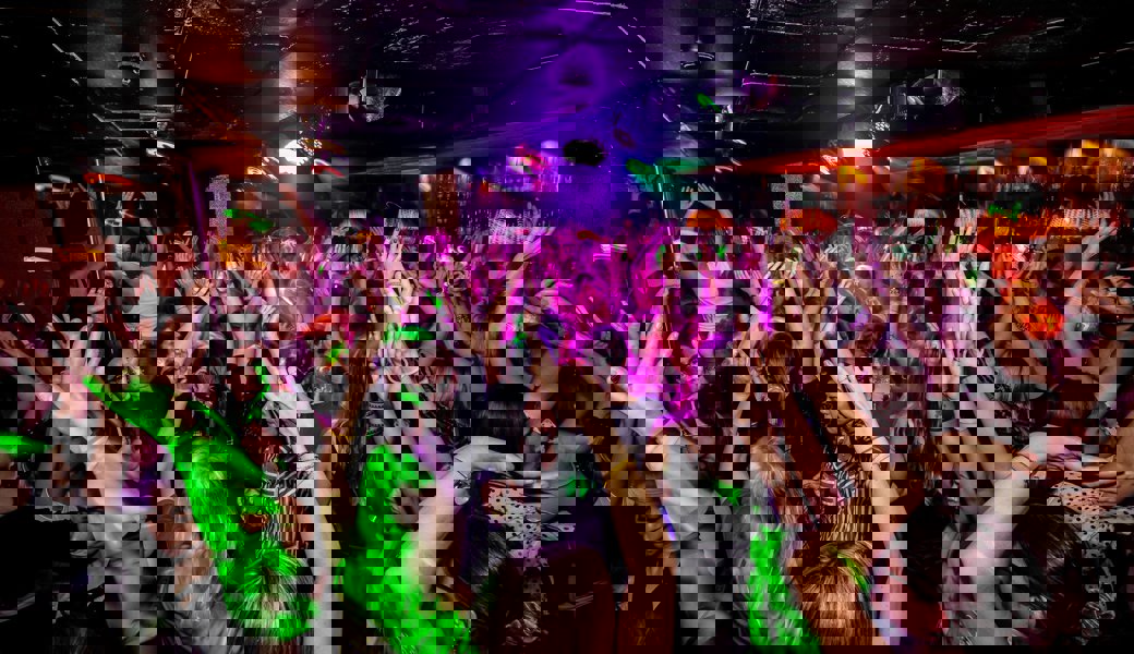 «Feiern wie früher, nur früher» - Mütter tanzten bereits im August 2024 über die Tanzflächen des Club «Alpenchique» in St. Gallen.