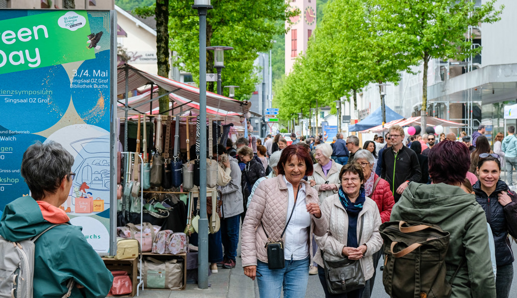 Am Samstag lockte der Frühlingsmarkt viele Besucherinnen und Besucher aus nah und fern an die Buchser Bahnhofstrasse.