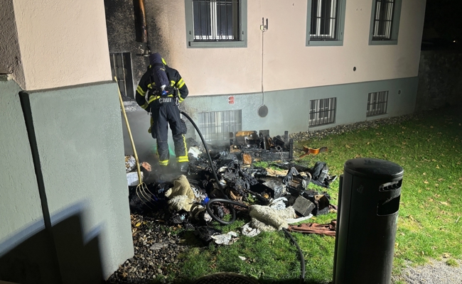 Hausfassade in Brand gesetzt: Polizei nimmt Mann fest