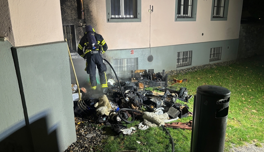 Material an Hausfassade angezündet: Brand führte zu einer Evakuation.