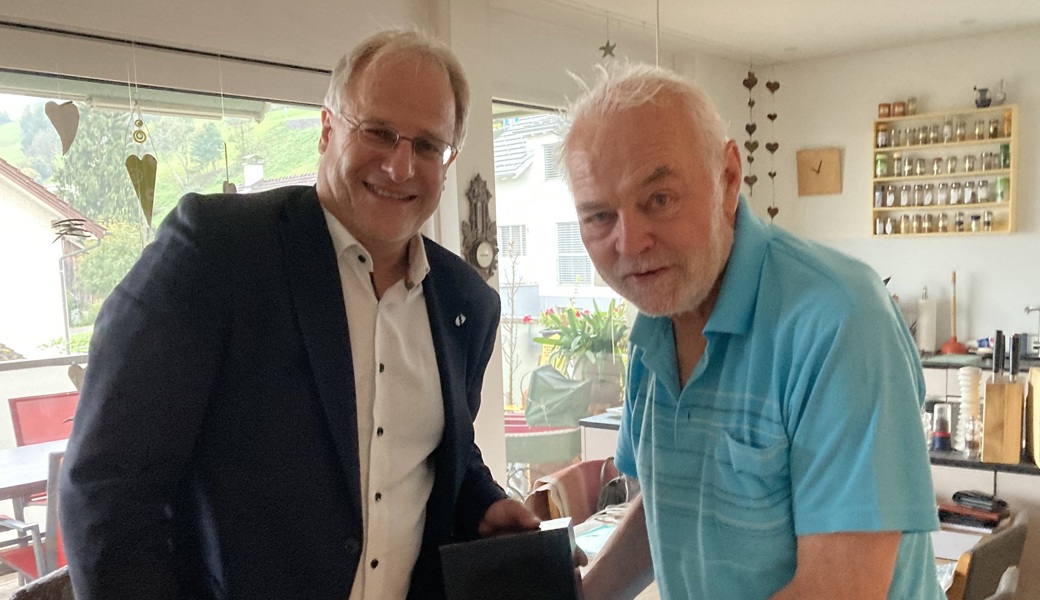 Edi Neuhaus (links, Präsident Sängerbund Buchs) verdankt die Arbeit des scheidenden Präsidenten des Bezirkssängerverbandes, Paul Knupp. 