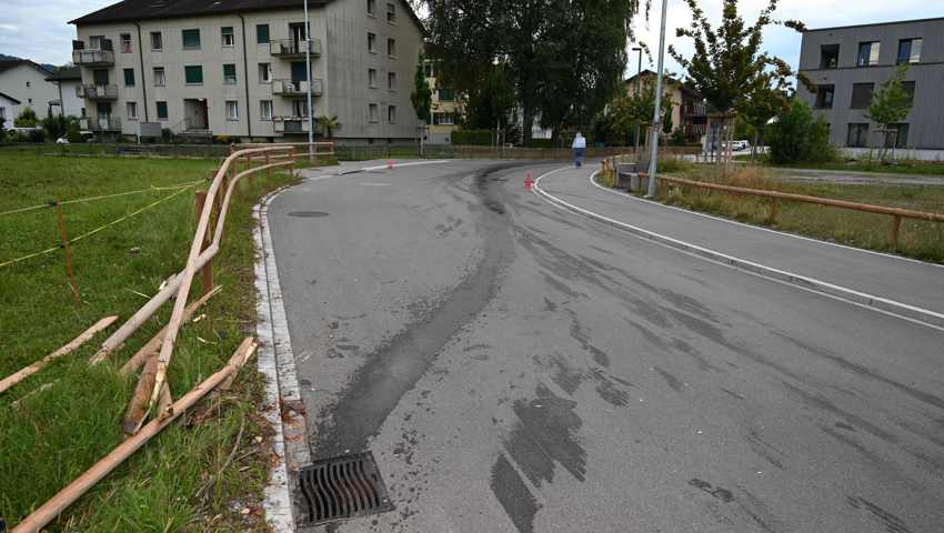 Der Zaun wurde durch die Kollision stark beschädigt.