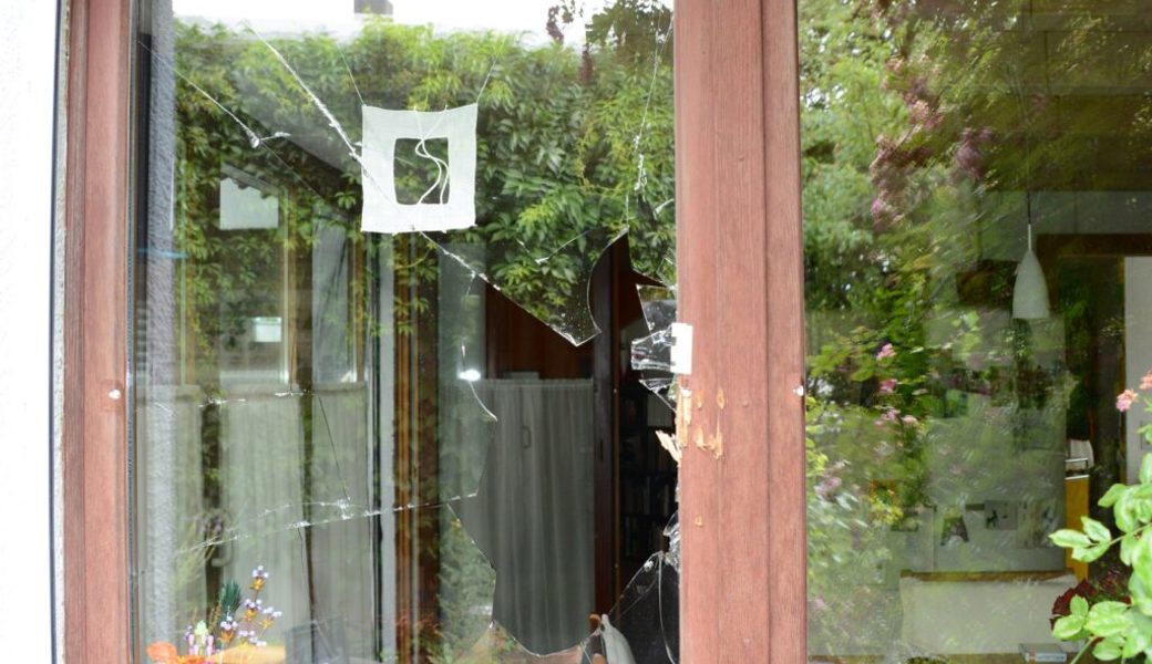  Die Bewohnerin war im Haus, als der Einbrecher eine Scheibe einschlug. 