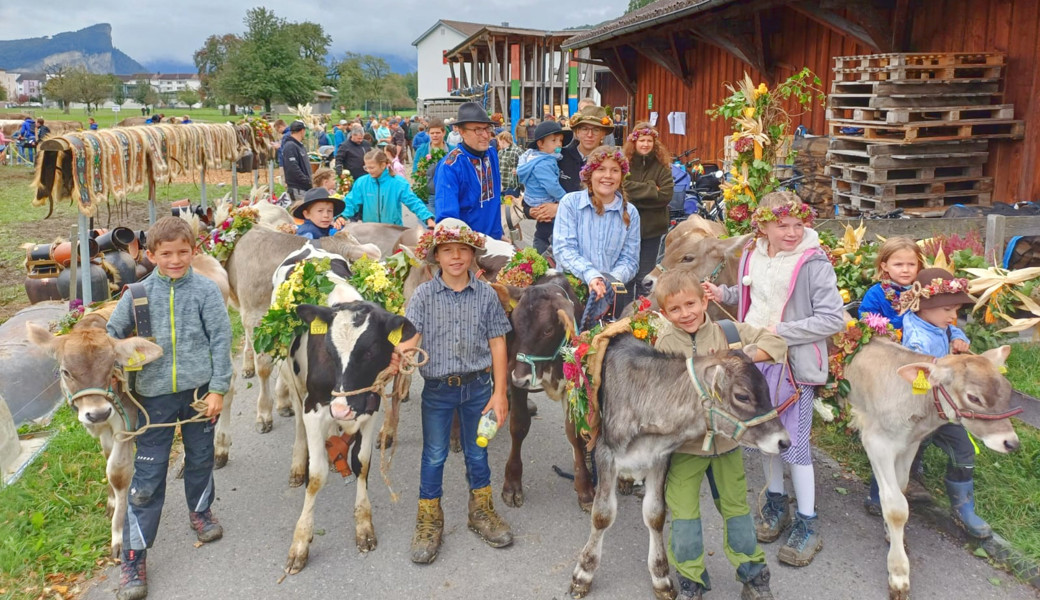 Herzberührend: Die Bauernkinder mit ihren Lieblingskälbchen. 