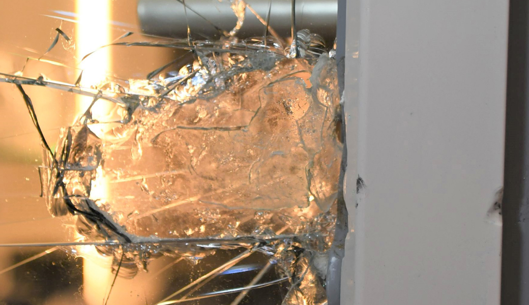 Die Einbrecher hebelten ein Küchenfenster auf und gelangten so ins Haus.