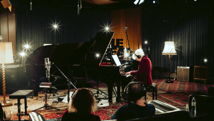  Intime Momente und aussergewöhnliche Atmosphäre: Michael Sele am Steinway-Piano im Little-Big-Beat-Studio in Eschen. 