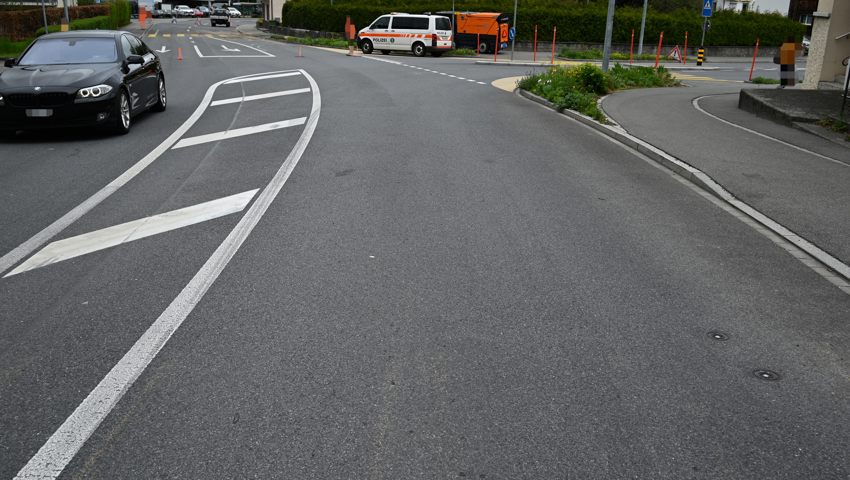 Die Unfallstelle: Das Auto, das dem Traktor die Vorfahrt nahm, kam rechts aus der Bahnhofstrasse.