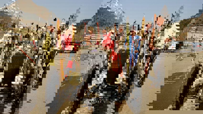  Nicht nur die Ski, auch das Gefährt ist nostalgisch. Von links: Thomas Roth, Beni Bischofberger Beni, Liselotte Schlumpf, Andrea Lieberherr, Alex Hofstetter, Karin Steiner, Andrea Allmann, Tanja Vetsch, Prisco Raguth, Rolf Steiner. 