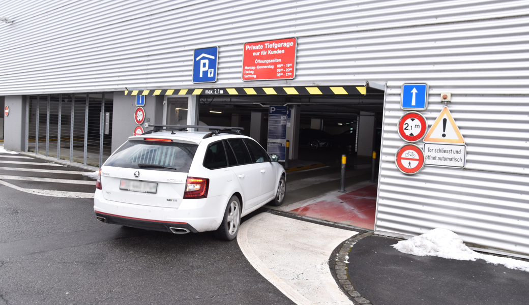 Einfach: Für die Einfahrt ins Parkhaus gibt’s keine Schranken mehr, Hindernisse tauchen manchmal erst ein paar Tage nach der Benutzung auf. Bilder: Ruedi Gubser