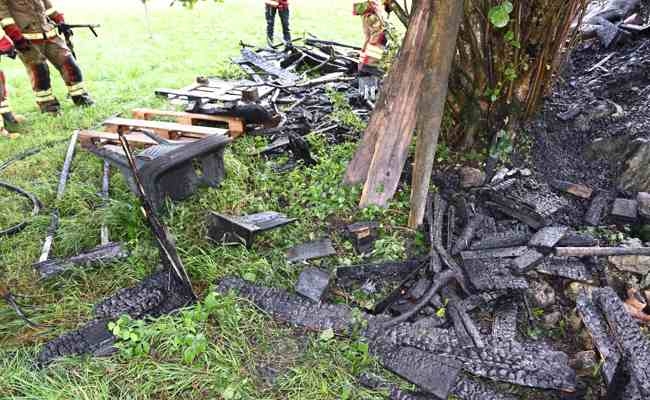 Familie bemerkt Brand einer Baumhütte