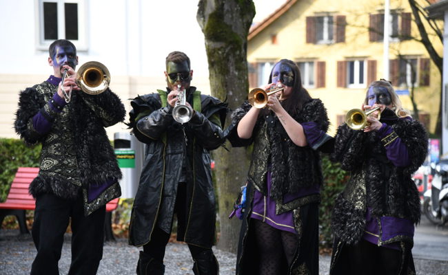 Die Guggenmusiken eröffneten im Rathauspärkli lautstark die fünfte Jahreszeit