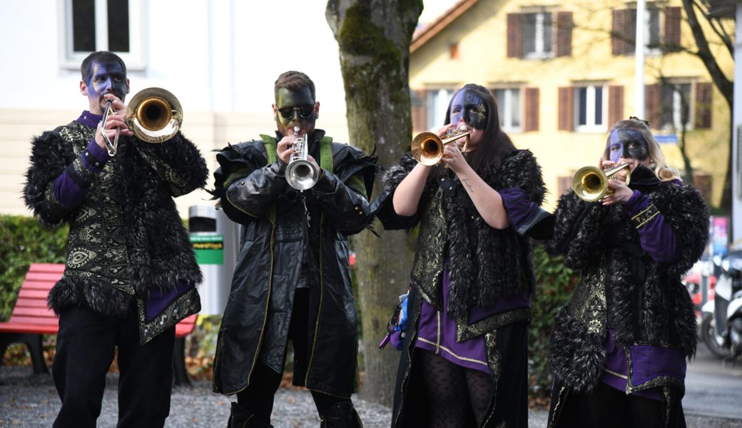 Die Guggenmusiken eröffneten im Rathauspärkli lautstark die fünfte Jahreszeit