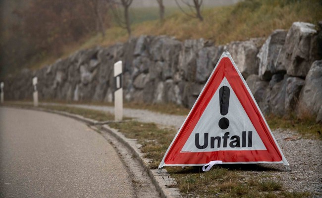 Autolenker fährt Fussgänger an und macht sich aus dem Staub