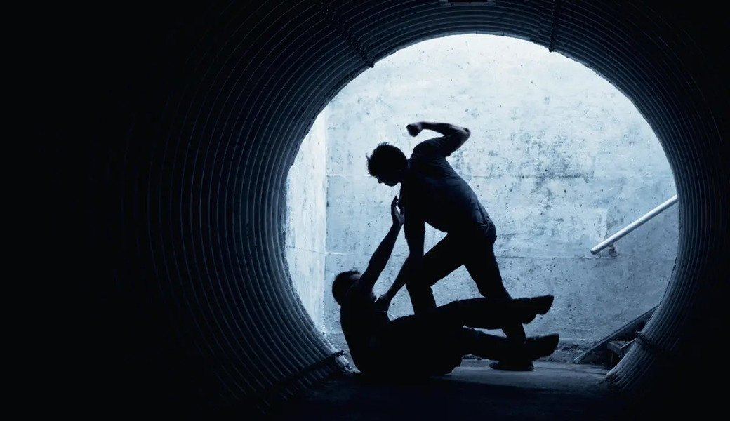 Der Beschuldigte muss sich unter anderem wegen mehrfacher Körperverletzung und Drohung verantworten.