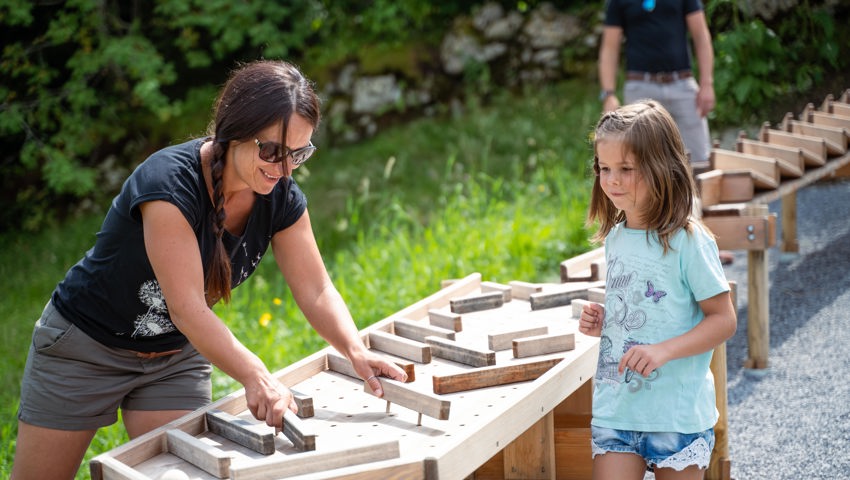 Werden die Holzkugeln der Klang-Kugelbahn zum Rollen gebracht, ertönt eine vertraute Melodie. Werden die Holzkugeln der Klang-Kugelbahn zum Rollen gebracht, ertönt eine vertraute Melodie.
