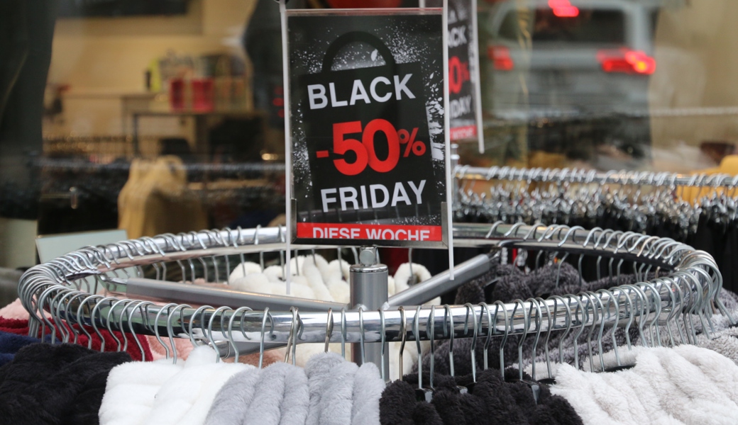 Die einen schwören darauf, die anderen sehen bewusst davon ab: stolze Rabatte am «Black Friday».