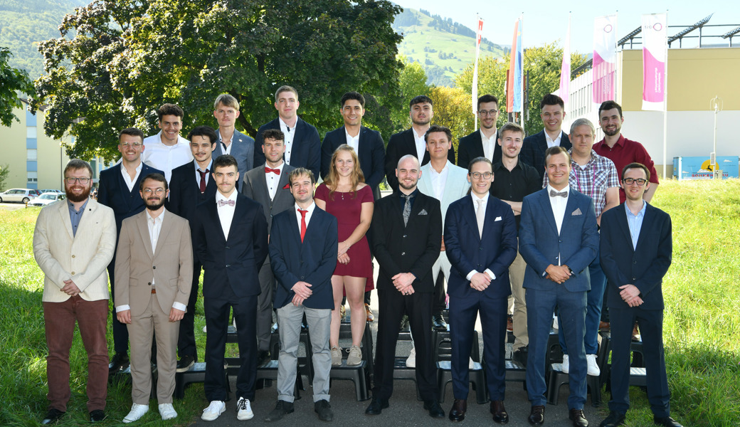 32 junge Ingenieurinnen und Ingenieure erhielten ihr Bachelordiplom in Systemtechnik am OST-Campus Buchs. 
