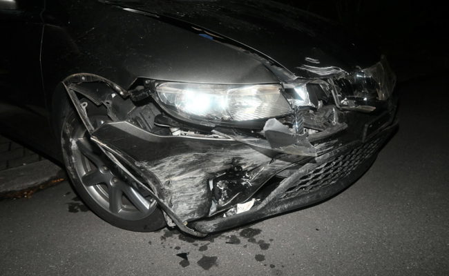 19-Jähriger prallt mit Auto gegen eine Mauer: Führerausweis auf Probe abgenommen