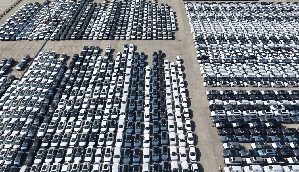 Massenhaft neue Autos, die in China auf ihre Verschiffung warten. Die Produktion ist jedoch rückläufig.