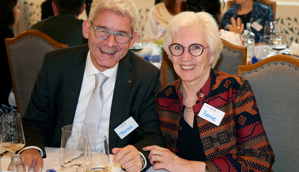 Thomas Hunziker, Governor des Rotary Distrikts 2000, und Yvonne Odoni, Präsidentin des RC Werdenberg, freuen sich über das 25-Jahr-Jubiläum.